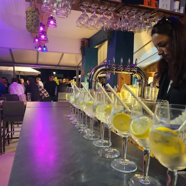 Les spritz alignés sur le comptoir